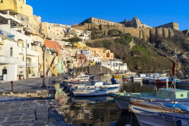 Corricella Limanı, Procida sokaklarında yürüyorum.