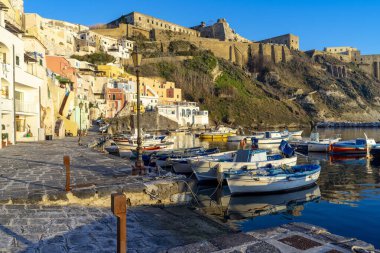 Corricella Limanı, Procida sokaklarında yürüyorum.