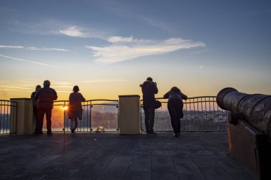 Terra Murata, Procida sokaklarında yürüyor.