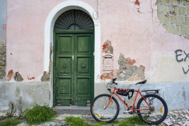 Procida 'nın sokaklarında yürürken, bisiklet