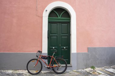 Procida 'nın sokaklarında yürürken, bisiklet