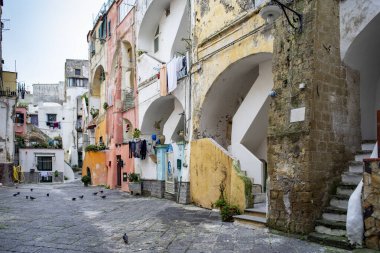 Galeone Evi, Procida 'nın sokaklarında yürüyorum.