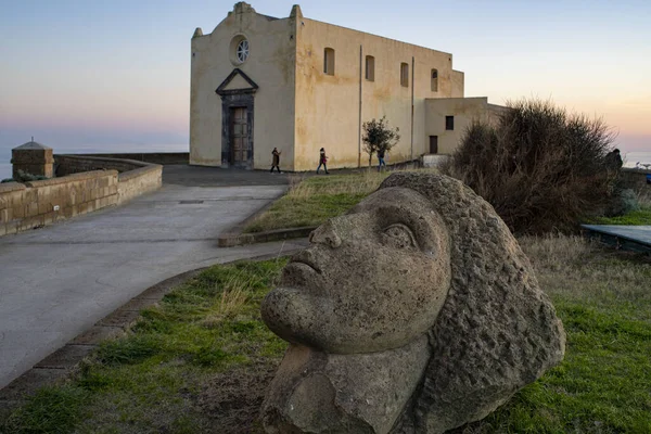 Terra Murata, Procida sokaklarında yürüyor.