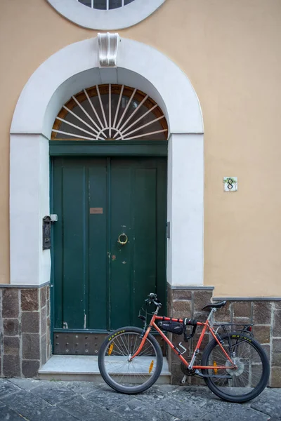 Procida 'nın sokaklarında yürürken, bisiklet