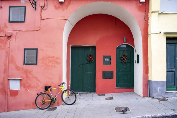 Går Genom Procidas Gränder Cyklar — Stockfoto