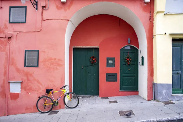 骑着自行车穿过普罗西达的小巷 图库图片