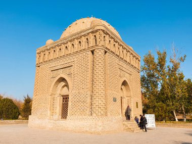 Güneşli bir günde antik binanın kalıntıları.