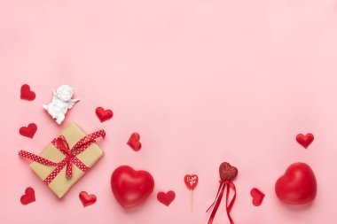 Kırmızı kalp, hediye kutusu, beyaz aşk tanrısı, pembe arka planda mum düz görünüm Sevgililer günün kutlu olsun, doğum günün kutlu olsun bayanların tatil kartı yeri mesaj için aşk havası 