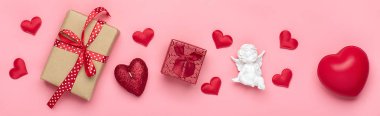Kırmızı kalp, hediye kutusu, beyaz aşk tanrısı, pembe arka planda mum düz görünüm Sevgililer günün kutlu olsun, doğum günün kutlu olsun bayanların tatil kartı yeri mesaj için aşk havası 