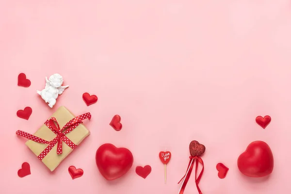 Rotes Herz Geschenkschachtel Weißer Amor Kerze Auf Rosa Hintergrund Draufsicht — Stockfoto
