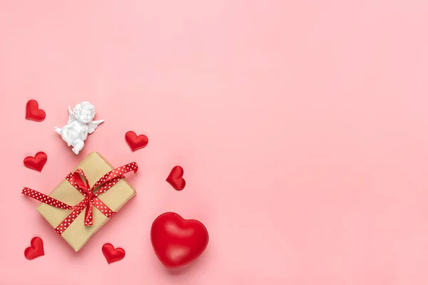 Kırmızı kalp, hediye kutusu, beyaz aşk tanrısı, pembe arka planda mum düz görünüm Sevgililer günün kutlu olsun, doğum günün kutlu olsun bayanların tatil kartı yeri mesaj için aşk havası 
