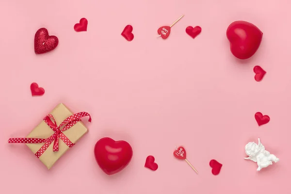 Cuore Rosso Confezione Regalo Bianco Cupido Candela Sfondo Rosa Vista — Foto Stock