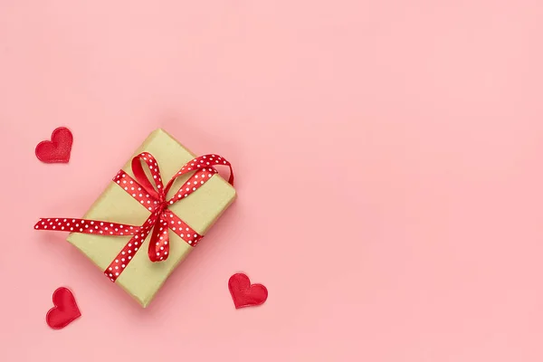 Kırmızı kalp, hediye kutusu, beyaz aşk tanrısı, pembe arka planda mum düz görünüm Sevgililer günün kutlu olsun, doğum günün kutlu olsun bayanların tatil kartı yeri mesaj için aşk havası 