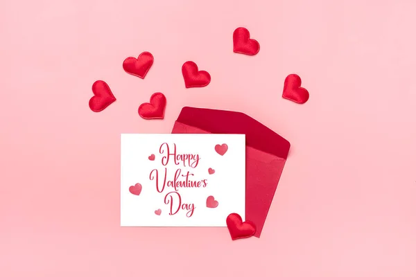 赤い封筒 白い紙 キューピッド ハート ピンクの背景に砕いた紙ハッピーバレンタインの日のコンセプト 愛の宣言トップビューフラットレイホリデーカードコピースペースモックアップ — ストック写真