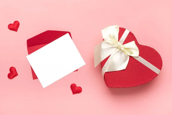 Rött Kuvert Vitt Skrivpapper Cupid Hjärtan Penna Skrynkligt Papper Rosa — Stockfoto