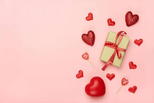 Corazón Rojo Caja Regalo Blanco Cupido Vela Sobre Fondo Rosa — Foto de Stock