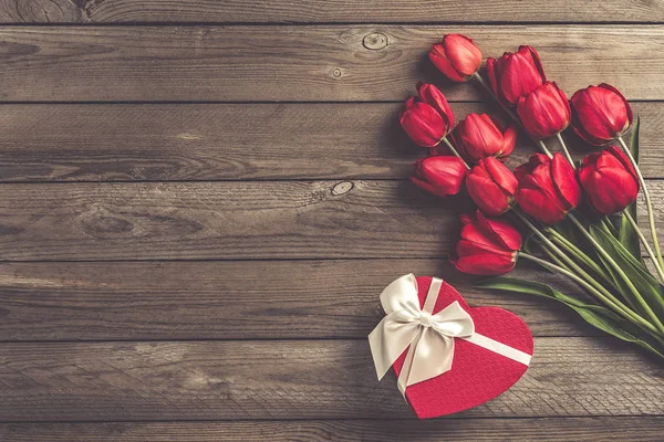 Κοντινό Πλάνο Της Καρδιάς Σχήμα Κουτί Δώρου Τριαντάφυλλα Στο Ξύλινο — Φωτογραφία Αρχείου