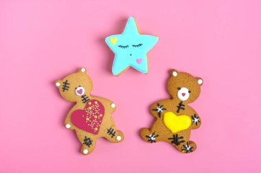 Romantik oyuncak ayı, modaya uygun pembe arka planda zencefilli kek kalbi. Sevgililer Günün kutlu olsun, Anneler Günü, 8 Mart, Dünya Kadınlar Günü tatil kartı konsepti. Düz yatıyordu. Üst Manzara. Uzayı kopyala Metin için yer