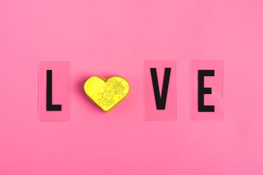 Aşk mektuplarının üst görüntüsü Pembe üzerinde kalp şeklinde kurabiyeler