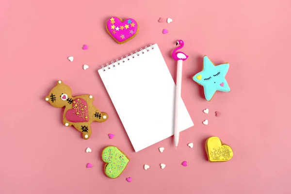 Vista Superior Notebook Branco Com Caneta Superfície Rosa — Fotografia de Stock