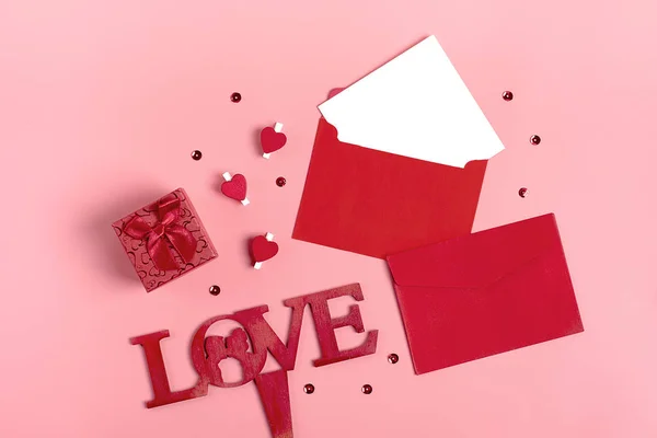 一张白纸 用来给心爱的人留言 礼品盒 粉红背景黑字笔写的爱 情人节快乐的概念平躺着时髦的造型 — 图库照片