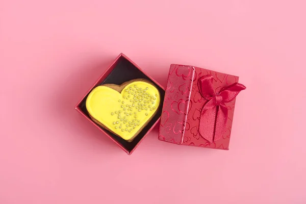 Yellow Romantic Gingerbread Heart Red Gift Box Trendy Pink Background — Stock Photo, Image