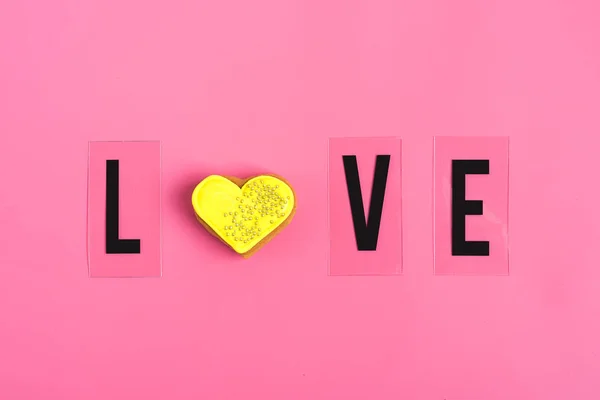 Vista Superior Letras Amor Com Biscoitos Forma Coração Rosa — Fotografia de Stock