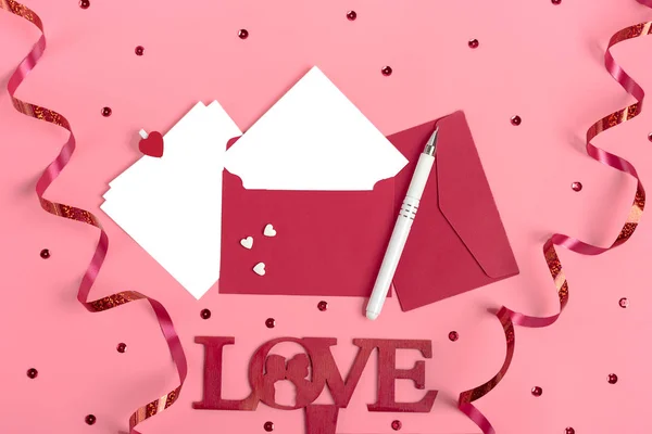 一张给心爱的人的信纸 礼品盒 粉红背景的钢笔 情人节快乐的概念平躺着时髦的造型 — 图库照片