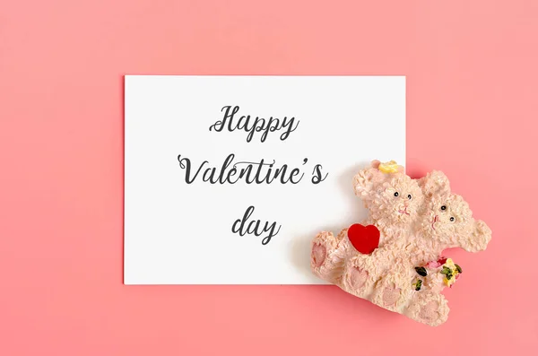 メッセージのための白い紙 愛する人への手紙 2人の恋人テディベアの人形ピンクの背景にあります ハッピーバレンタインデーのコンセプトフラットレイ — ストック写真