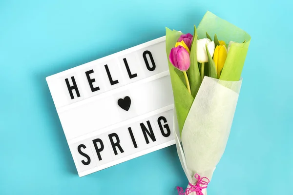 Lightbox Con Citazione Ciao Primavera Tulipani Colorati Sfondo Blu Concetto — Foto Stock