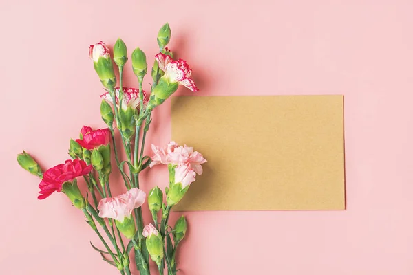 Färgglada bukett av olika rosa nejlika blommor, vit anteckningsbok på rosa bakgrund Ovanifrån Flat lay Holiday card 8 mars, Glad Alla hjärtans dag, Mors dag koncept Mock up — Stockfoto