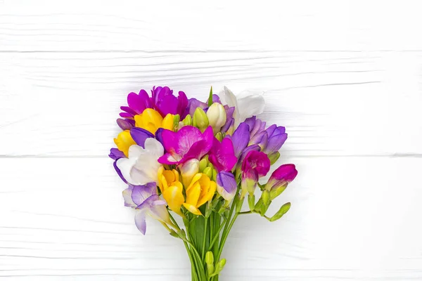 Ramillete de ramitas freesia flores aisladas sobre fondo blanco Tarjeta de vacaciones floral Vista superior Asiento plano —  Fotos de Stock