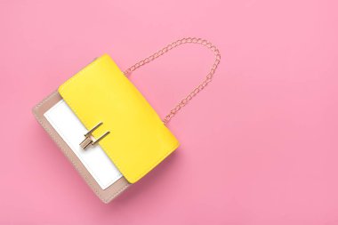 Deri çanta sarısı, bej, pembe ve mavi arka planda beyaz renkler. Düz zemin üstte yatıyordu. Bahar, yaz, moda, yaratıcı konsept Kara Cuma.