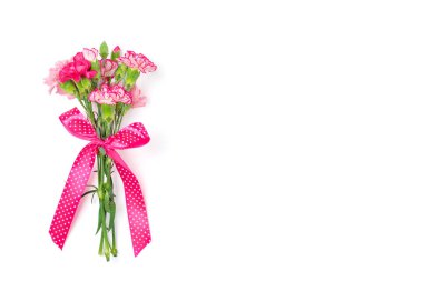 Beyaz arka planda izole edilmiş farklı pembe karanfil çiçekleri. Düz bir tatil kartı. 8 Mart, Sevgililer Günü, Anneler Günü konsepti..