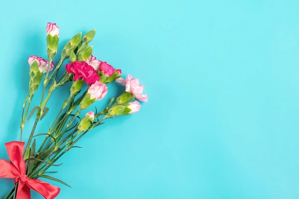 Boeket Van Verschillende Roze Anjer Bloemen Blauwe Achtergrond Top View — Stockfoto