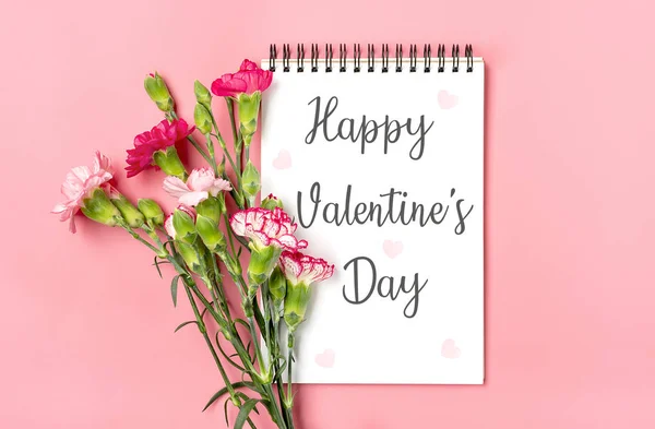 Ramo de flores de clavel rosa diferentes sobre fondo de doble colorido Vista superior Flat lay Tarjeta de vacaciones Happy Valentine 's day concept - foto de stock