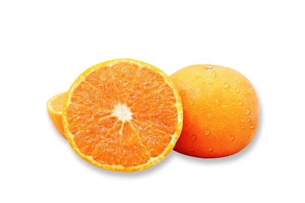 흰색 배경에 분리 된 방울이 달린 싱싱 한 오렌지 열매 클립 — 스톡 사진
