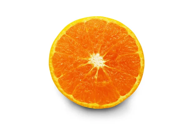 흰 배경에 분리되어 있는 싱싱 한 오렌지 열매, 잘라 내는 모습 — 스톡 사진