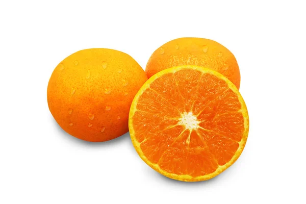 흰 배경에 분리되어 있는 싱싱 한 오렌지 열매, 잘라 내는 모습 — 스톡 사진