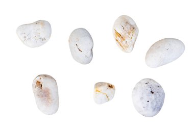 Kırpma yolu ile beyaz arkaplanda izole edilmiş taşlar kümesi.