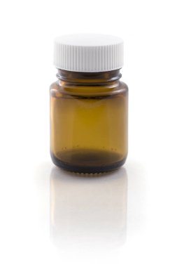 Beyaz arkaplanda boş cam kavanoz