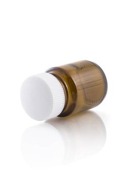 Beyaz arkaplanda boş cam kavanoz