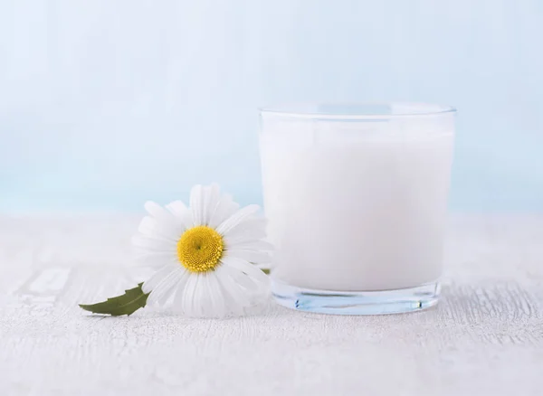 Glass of milk on a wooden tabl — Stock Photo, Image