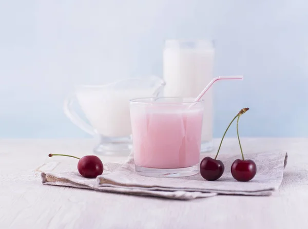 Bardak süt ve lezzetli milkshake ve WHI üzerinde taze çilek