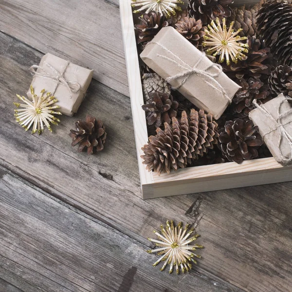 Décoration de Noël sur une table en bois — Photo