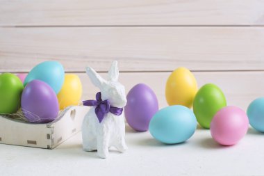 Paskalya tavşanı ve renkli yumurta ile tebrik kartı