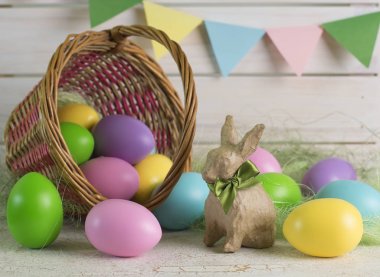 Ters bir sepet içinde çok renkli Paskalya yumurtaları