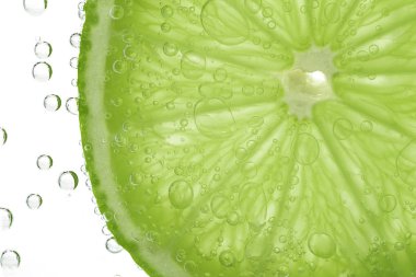 Beyaz arka plan üzerinde izole su kabarcıkları ile kireç dilim