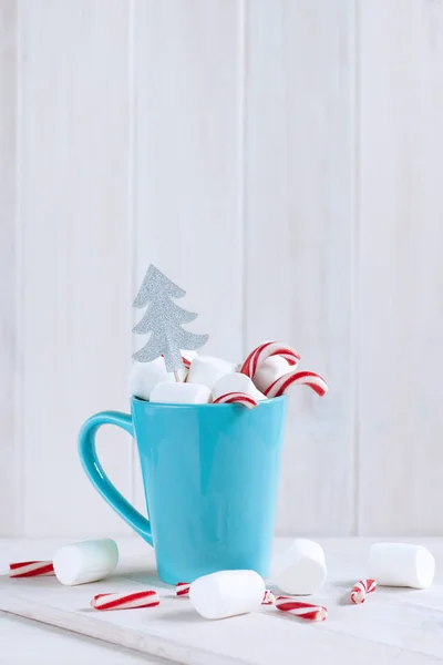 Delicious drink with marshmallows and Christmas candy can on table — Stock Photo, Image