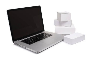 Çevrimiçi alışveriş, arama ürünleri ve ev teslimatı. Karton kutular veya paket ve bir dizüstü bilgisayar.. 